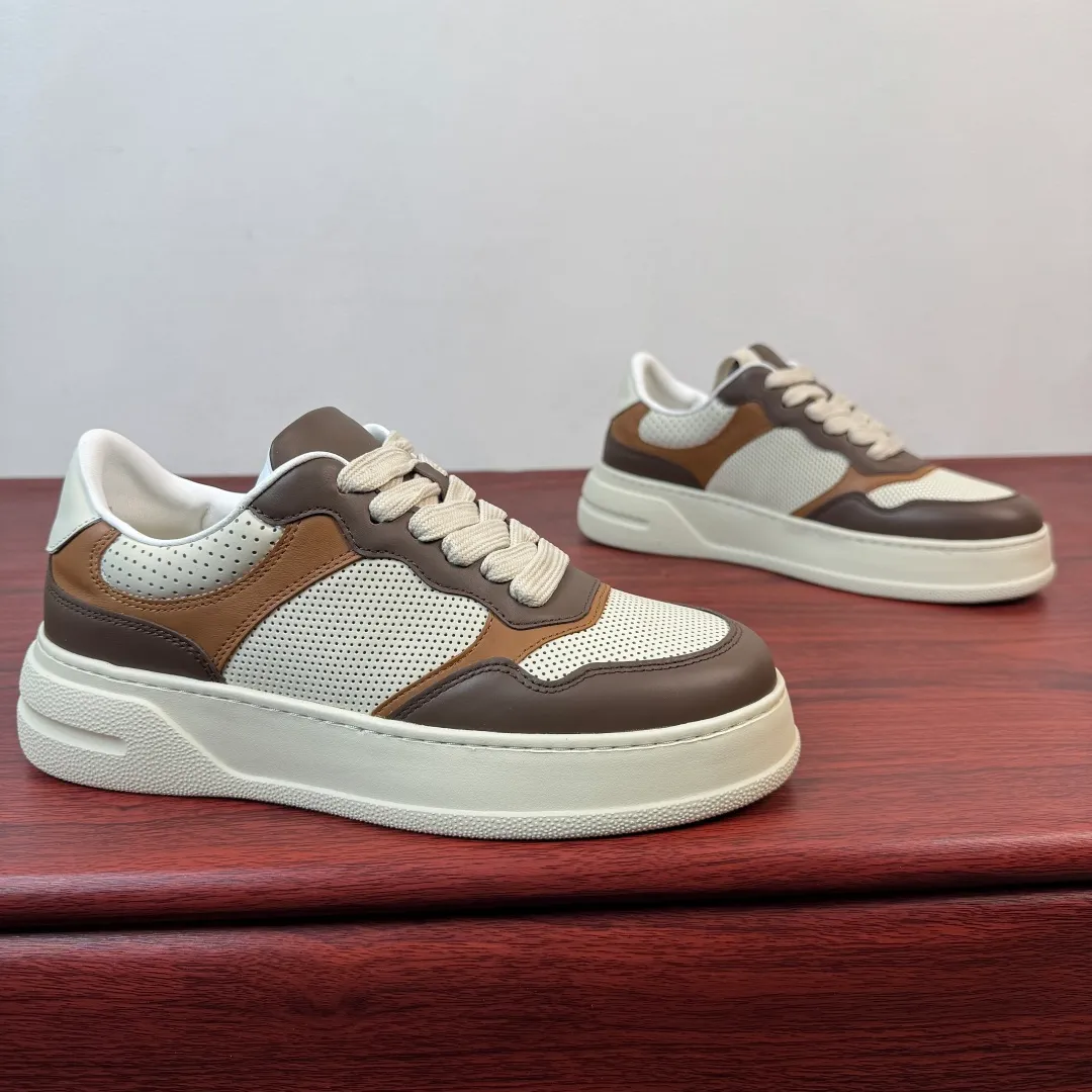 Batch 800 Gucci/Gucci new autumn men's leather sneakers thick-soled lightweight biscuit shoes! In the 2025 autumn and winter series, this sneaker adopts a thick-soled structure and cleverly uses the triple elements of silhouette design, color matching and material. Showcase retro style. This shoe is crafted from cow leather with webbing details and features a lightweight rubber sole for added sophistication. Multiple leathers are finely tailored and precision motorcycle composite splicing creates a full sense of layering. Full calfskin lining and insole, gold logo letter badge details, 5CM thickened lightweight rubber sole, air-glue stitching process, durable without opening the glue and excellent on-foot comfort, flat last shape, easy to match with all types of pants, and comes with a full set of packaging! Size: 39-40-41-42-43-44 leather shoe size (38.45 can be customized) Item number: 431920 full leather white coffee